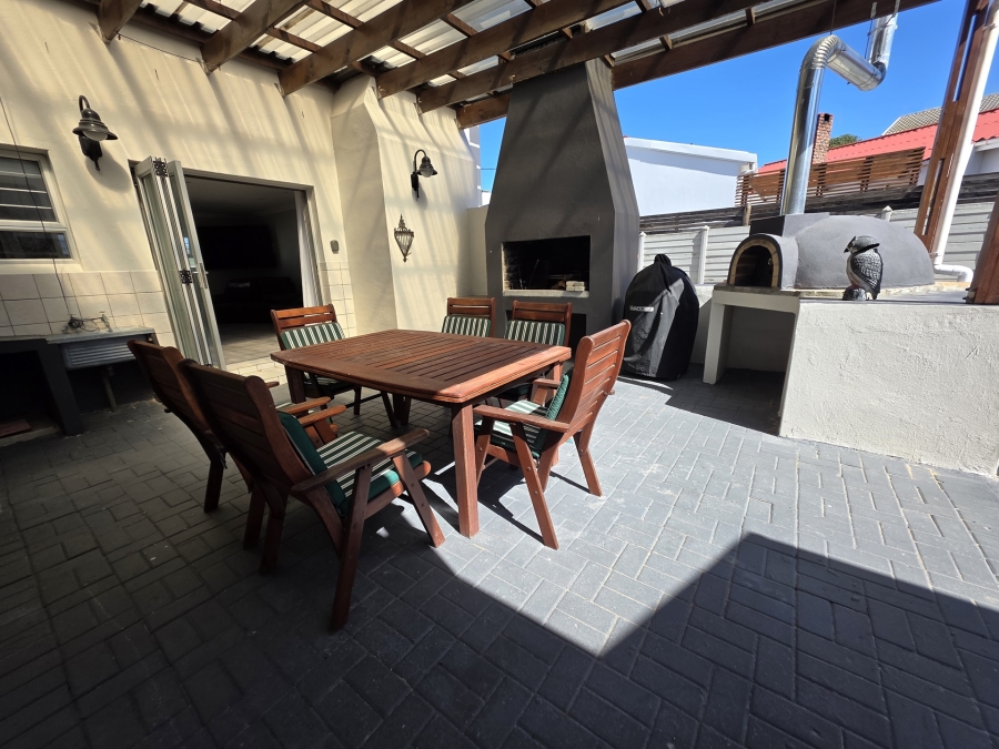 6 Bedroom Property for Sale in Oceanview Heights Western Cape